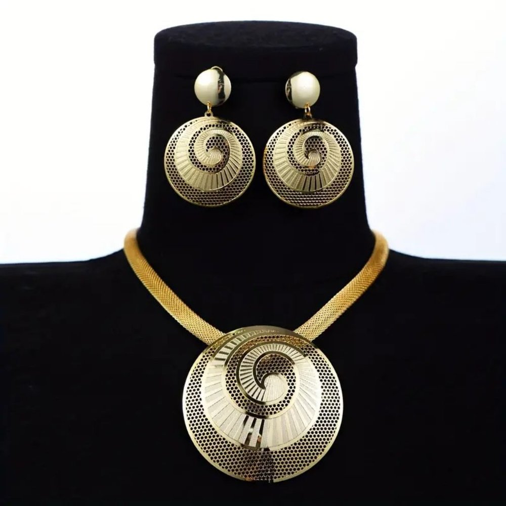 GOLDEN STYLE SHELL NECKLACE AND EARRING SET